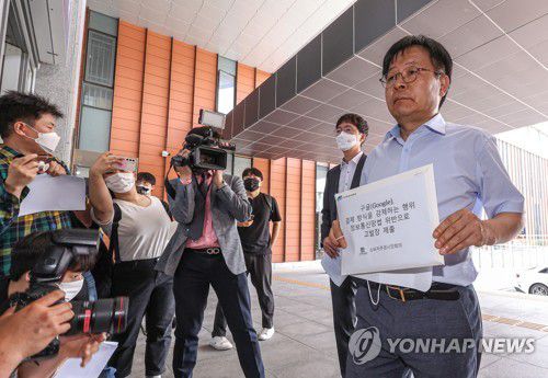 구글 결제 방식 강제 관련 정보통신망법 위반으로 경찰에 고발(서울=연합뉴스) 황광모 기자 = 시민단체가 구글의 구글 플레이 시스템을 사용해야 하는 결제 방식에 대해 경찰에 고발했다.     3일 오전 서울 강남구 강남경찰서에서 박순장 소비자주권회의 사무처장(오른쪽)이 '구글 결제 방식을 강제하는 행위'에 대한 정보통신망법 위반 고발장 제출을 하기 위해 민원실로 향하고 있다다. 2022.6.3 hkmpooh@yna.co.kr