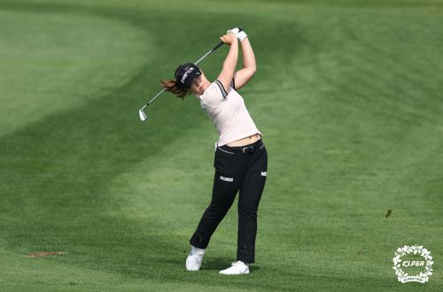 아이언 샷 하는 임희정(서울=연합뉴스) 임희정이 3일 인천 청라에 위치한 베어즈베스트청라CC에서 열린 '2022 롯데 오픈' 2라운드 15번 홀에서 아이언 샷하고 있다. 2022.6.3      [KLPGA 제공. 재판매 및 DB 금지] photo@yna.co.kr
