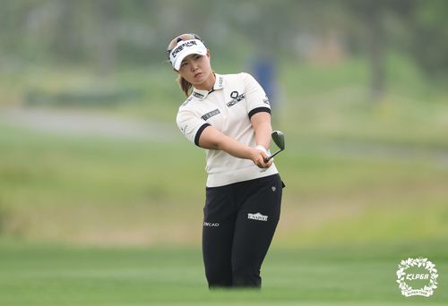 3번 홀 칩샷 후 볼 확인하는 임희정[KLPGA 제공. 재판매 및 DB 금지]