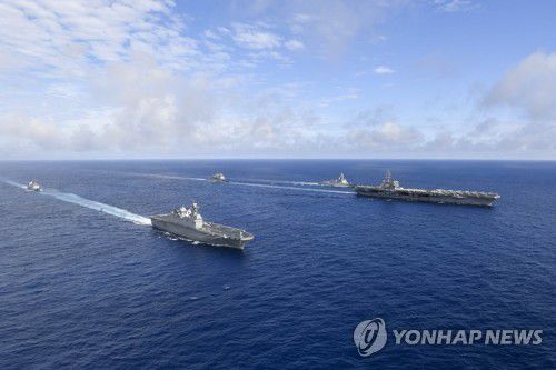 한미 항모강습단 연합훈련(서울=연합뉴스) 합동참모본부는 지난 2일부터 사흘간 일본 오키나와 동남방 공해상에서 한미 해군 간 항모강습단 연합훈련을 했다고 4일 밝혔다. 훈련 마지막 날인 이날 한미 양측 전력 함정 6대와 및 항공기 3대가 대열을 형성하여 항진하고 있다. 2022.6.4 [합참 제공. 재판매 및 DB금지] photo@yna.co.kr
