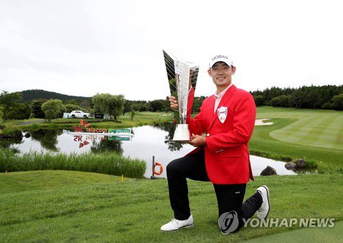 우승 트로피 들고 기념 촬영하는 김비오(서울=연합뉴스) 김비오가 5일 제주도에 위치한 핀크스골프클럽에서 열린 SK telecom OPEN 2022 파이널라운드에서 우승한 뒤 트로피를 들고 기념 촬영하고 있다. 2022.6.5      [KPGA 제공. 재판매 및 DB 금지] photo@yna.co.kr