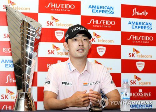 우승 기자회견 하는 김비오(서울=연합뉴스) 김비오가 5일 제주도에 위치한 핀크스골프클럽에서 열린 SK telecom OPEN 2022 파이널라운드에서 우승한 뒤 기자회견 하고 있다. 2022.6.5      [KPGA 제공. 재판매 및 DB 금지] photo@yna.co.kr