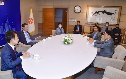 상견례 (광주=연합뉴스) 강기정(맨 오른쪽) 광주시장 당선인과 이용섭 광주시장(왼쪽 두번째)이 지난 3일 오후 광주시장 접견실에서 이야기를 나누고 있다. 2022.6.6 [광주시 제공. 재판매 및 DB 금지]