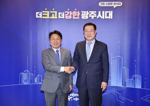 악수하는 강기정(왼쪽)·이용섭[광주시 제공. 재판매 및 DB 금지]