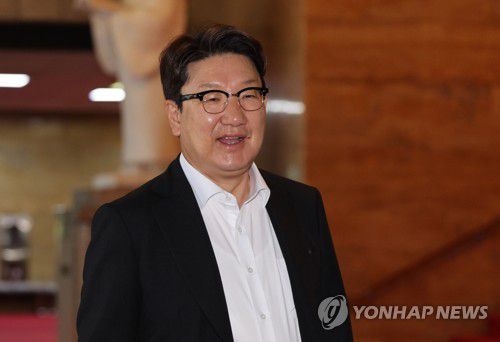 국회 들어서는 권성동 원내대표(서울=연합뉴스) 하사헌 기자 = 국민의힘 권성동 원내대표가 6일 오전 제67회 현충일 추념식에 참석하기에 앞서 서울 여의도 국회로 출근하고 있다. 2022.6.6 toadboy@yna.co.kr