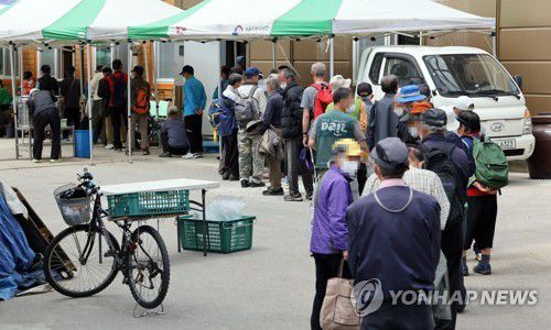 밥퍼 점심 대기 행렬[연합뉴스 자료사진]