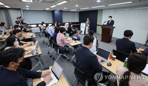 소감 발표하는 김주현 금융위원장 후보자(서울=연합뉴스) 김인철 기자 = 금융위원장 후보자로 지명된 김주현 여신금융협회 회장이 7일 오후 서울 중구 여신금융협회에서 열린 소감 발표 및 출입기자 간담회에서 소감을 발표하고 있다. 2022.6.7 yatoya@yna.co.kr