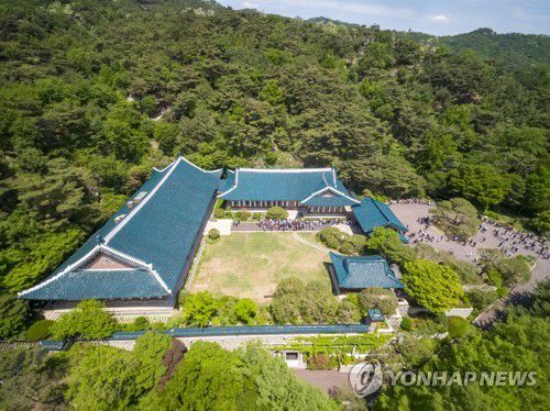 시민에게 활짝 열린 청와대(서울=연합뉴스) 김도훈 기자 = 청와대 개방 후 첫 일요일인 15일 오후 청와대 관저의 모습. 2022.5.15 superdoo82@yna.co.kr