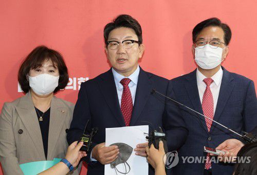 취재진 질문에 답하는 권성동 원내대표(서울=연합뉴스) 하사헌 기자 = 국민의힘 권성동 원내대표가 8일 서울 여의도 국회에서 열린 '북 도발 관련 국가안보 점검 당·정·대 협의회'를 마치고 취재진의 질문에 답하고 있다. 2022.6.8 toadboy@yna.co.kr