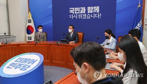 비대위 구성 등 현안 관련 기자간담회 하는 박홍근(서울=연합뉴스) 이정훈 기자 = 더불어민주당 박홍근 대표 직무대행 겸 원내대표가 8일 오전 국회에서 비상대책위원회 구성 등 현안 관련 기자간담회를 하고 있다. 2022.6.8 [국회사진기자단] uwg806@yna.co.kr