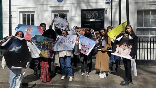 매장에서 K-팝 굿즈를 구매한 한류 팬들[이상훈 대표 제공]