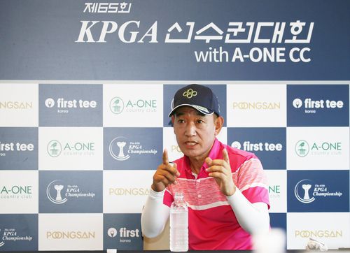 1라운드 경기 뒤 인터뷰하는 김종덕 [KPGA 제공. 재판매 및 DB 금지]
