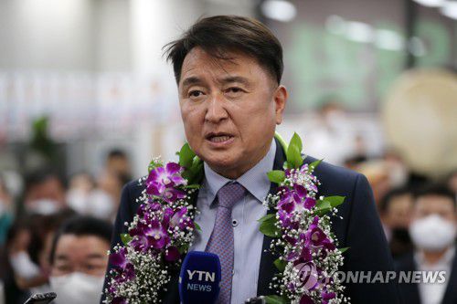 제8회 전국동시지방선거 충북도지사에 출마한 국민의힘 김영환 후보가 1일 오후 충북지사 당선이 유력해진 뒤 자신의 선거 사무소에서 취재진과 인터뷰하고 있다. [연합뉴스 자료사진]