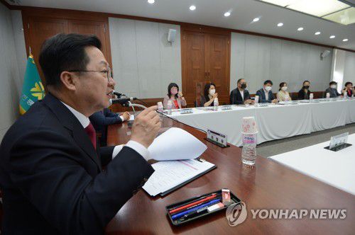 이장우 대전시장 당선인이 7일 대전시장 제2집무실이 있는 대전 중구 옛 충남도청사에서 인수위 출범식을 열고 위원들과 인사를 나누고 있다. [이장우 대전시장 당선인측 제공. 재판매 및 DB 금지]