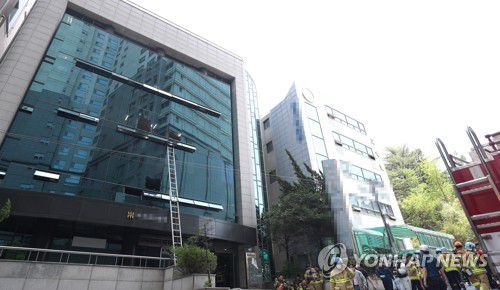 대구 변호사 빌딩 화재…유리창 파손(대구=연합뉴스) 박세진 기자 = 9일 오전 10시 55분께 대구시 수성구 범어동 법원 뒤 7층짜리 빌딩 2층에서 방화로 추정되는 불이 난 가운데 건물 유리창이 깨져있다. 2022.6.9 psjpsj@yna.co.kr