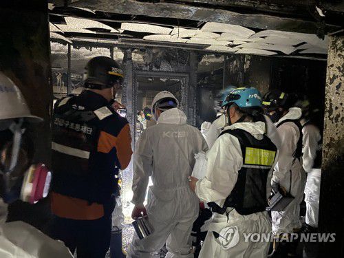 대구 변호사 빌딩 화재 합동감식(대구=연합뉴스) 박세진 기자 = 9일 대구 수성구 범어동 법원 뒤 건물에서 불이 나 7명이 숨진 가운데 국립과학수사연구원 등 합동 감식반이 현장에 투입됐다. 2022.6.9 [대구소방안전본부 제공. 재판매 및 DB 금지]