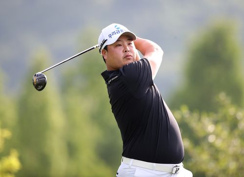 11번 홀 티샷 후 공을 바라보는 황중곤[KPGA 제공. 재판매 및 DB 금지]