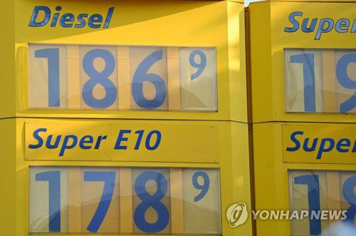 6월 독일에 있는 한 주유소에 연료 가격이 표시돼 있다.  [AFP 연합뉴스 자료사진. 재판매 및 DB 금지]