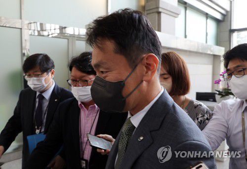 출근하는 금감원장(서울=연합뉴스) 한상균 기자 = 이복현 신임 금감원장이 8일 여의도 사무실로 출근하고 있다. 2022.6.8 xyz@yna.co.kr