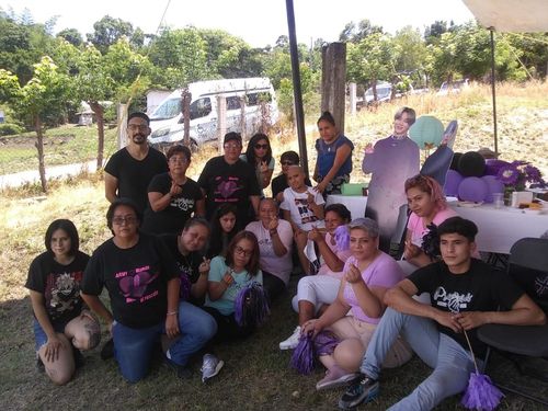 '암 투병' 멕시코 BTS 소녀팬 위한 특별한 성년식 (푸에블라=연합뉴스) 지난 11일(현지시간) 멕시코 푸에블라주에서 암 투병 중인 BTS 팬 이바나를 위해 현지 한류 팬들로 이뤄진 봉사단체 '프로메사스 미노스 아미'가 특별한 파티를 열어줬다. 기념촬영하는 이바나와 회원들. [프로메사스 미노스 아미 제공]