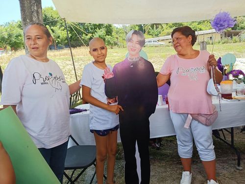 BTS 지민 등신대 옆에서 사진 찍는 이바나(왼쪽 두 번째)와 프로메사스 회원들.  [프로메사스 미노스 아미 제공]