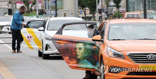 국토부, 15일부터 택시사업발전법 새 시행규칙 시행(서울=연합뉴스) 김인철 기자 = 국토교통부는 카카오택시 등 플랫폼 택시가 합승 서비스를 제공하는 경우 같은 성별끼리의 합승만 허용되고, 승객 모두가 상대 승객의 목적지 등을 알 수 있도록 정보를 공개해야한다는 내용 등을 담은 택시운송사업의 발전에 관한 법률 새 시행규칙을 오는 15일부터 시행한다고 14일 밝혔다.     사진은 이날 오후 서울역 택시 승강장 모습. 2022.6.14 yatoya@yna.co.kr