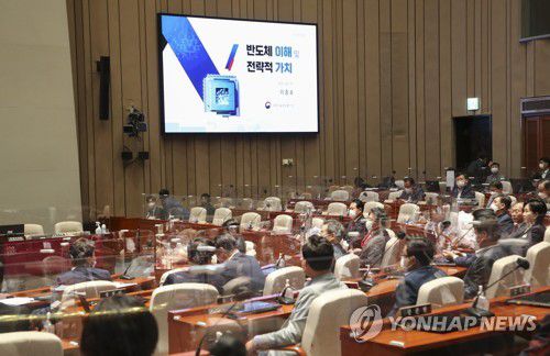 국민의힘 의원총회(서울=연합뉴스) 이정훈 기자 = 14일 국회 예결위장에서 열린 국민의힘 의원총회에서 이준석 대표 등 참석자들이 이종호 과기정통부 장관의 반도체 특강을 듣고 있다. 2022.6.14 [국회사진기자단] uwg806@yna.co.kr