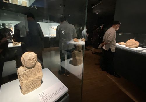 경주 능지탑 관련 유물들(경주=연합뉴스) 박상현 기자 = 국립경주박물관이 15일 개막한 '낭산, 도리천 가는 길'에서 관람객들이 능지탑 관련 유물을 보고 있다.