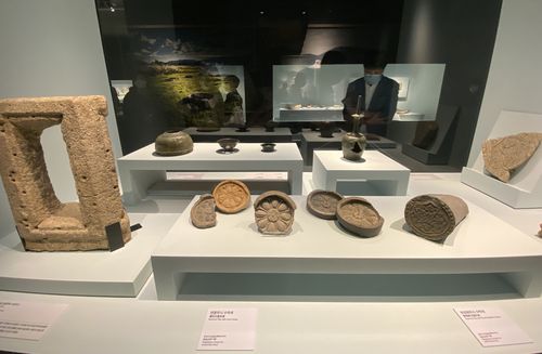 망덕사 유물 보는 관람객들(경주=연합뉴스) 박상현 기자 = 국립경주박물관이 15일 개막한 '낭산, 도리천 가는 길'에서 관람객들이 망덕사 관련 유물을 보고 있다.