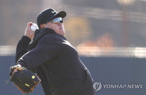 캐치볼 하는 류현진[연합뉴스 자료사진]