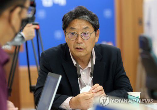 홍태용 김해시장 당선인(김해=연합뉴스) 이정훈 기자 = 홍태용 경남 김해시장 당선인이 9일 김해시청 프레스센터에서 선거 후 처음으로 기자회견을 하고 있다. 홍 당선인은 노무현 전 대통령 고향인 김해시에서 12년만에 시장선거에서 이긴 국민의힘 소속 시장 당선인이다. 2022.6.9 seaman@yna.co.kr