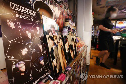 BTS와 아미의 추억들(서울=연합뉴스) 진연수 기자 = 그룹 방탄소년단(BTS)이 데뷔 9년 만에 단체 활동 잠정 중단하고 개별 활동에 나선다. 방탄소년단(BTS)은 자체 유튜브 채널 '방탄TV(BANGTANTV)'를 통해 팀 활동을 잠정 중단으로 'BTS의 1막'을 마무리하고 멤버별 솔로 활동을 통한 'BTS 2막'을 열어가겠다고 언급하며 팀 활동과 개별 활동을 병행하는 계획을 밝혔다. 사진은 15일 서울의 한 방탄소년단(BTS) 단골 음식점에 팬들이 진열해 놓은 굿즈들. 2022.6.15 jin90@yna.co.kr