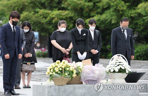 노무현 전 대통령 묘역 참배하는 김건희 여사[연합뉴스 자료사진]