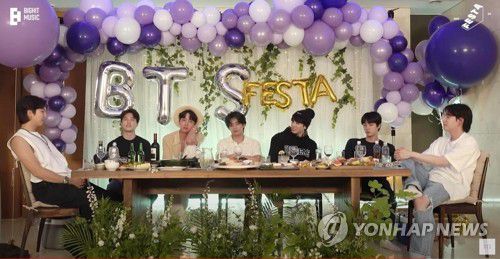 방탄소년단, '찐 방탄회식' 통해 팀 활동 잠정 중단 선언(서울=연합뉴스) 방탄소년단이 지난 14일 오후 공식 유튜브 채널 방탄TV에서 '찐 방탄회식' 영상을 통해 팀 활동을 잠정 중단한다고 전했다. 사진은 방탄TV '찐 방탄회식' 모습. 2022.6.15 [방탄TV 유튜브 캡처. 재판매 및 DB 금지] photo@yna.co.kr