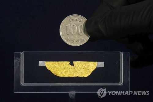 3cm에 담긴 금빛 화조도(서울=연합뉴스) 진연수 기자 = 16일 오전 서울 종로구 국립고궁박물관에서 열린 경주 동궁과 월지 출토 8세기 통일신라 금박유물 언론 공개회에서 '선각단화쌍조문금박'이 공개되고 있다. 2022.6.16 jin90@yna.co.kr