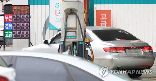 L당 2천100원에 육박한 기름값6월 15일 서울 시내의 한 주유소 모습 [연합뉴스 자료사진]