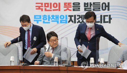 마스크 벗는 권성동(서울=연합뉴스) 이정훈 기자 = 국민의힘 권성동 원내대표가 17일 오전 국회에서 열린 원내대책회의에서 발언에 앞서 마스크를 벗고 있다. 왼쪽부터 성일종 정책위의장, 권 원내대표, 송언석 원내수석부대표. 2022.6.17 [국회사진기자단] uwg806@yna.co.kr