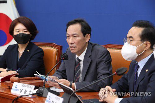 발언하는 우상호 비대위원장(서울=연합뉴스) 백승렬 기자 = 더불어민주당 우상호 비상대책위원장이 17일 오전 서울 여의도 국회에서 열린 비상대책위원회 회의에서 발언하고 있다. 2022.6.17 [국회사진기자단] srbaek@yna.co.kr