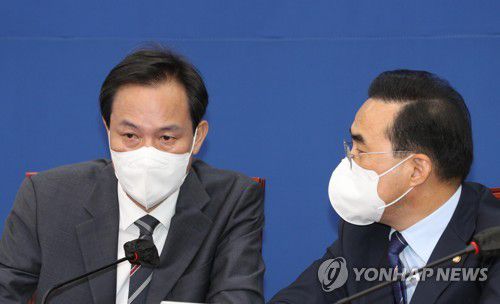 민주당 지도부 대화(서울=연합뉴스) 백승렬 기자 = 더불어민주당 우상호 비상대책위원장(왼쪽)과 박홍근 원내대표가 17일 오전 서울 여의도 국회에서 열린 비상대책위원회 회의에서 대화를 나누고 있다. 2022.6.17 [국회사진기자단] srbaek@yna.co.kr