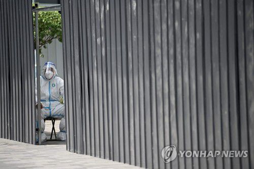 봉쇄된 베이징 주거지역 입구에 배치된 보안요원[AFP=연합뉴스자료사진, 재판매 및 DB 금지]