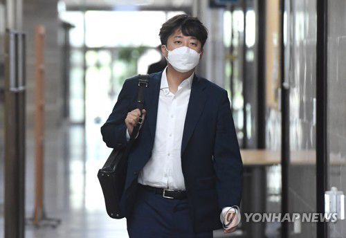 최고위 참석하는 이준석 대표(서울=연합뉴스) 백승렬 기자 = 국민의힘 이준석 대표가 지난 16일 오전 서울 여의도 국회에서 열린 최고위원회의에 참석하고 있다. 2022.6.16 [국회사진기자단] srbaek@yna.co.kr