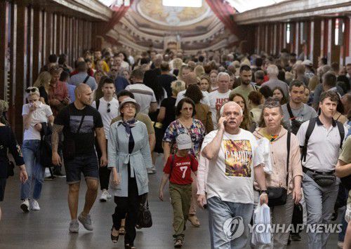 공습 대피소에서 제 모습 찾은 키이우 지하철(키이우=연합뉴스) 황광모 기자 = 17일(현지시간) 우크라이나 수도 키이우의 중심의 지하철 M1선 테아트랄라역에서 시민들이 전동차에 내려 이동하고 있다. 2022.6.17 hkmpooh@yna.co.kr