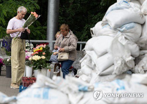 전쟁의 불안함에도 정상 생활로 돌아가려는 키이우 시민들(키이우=연합뉴스) 황광모 기자 = 17일(현지시간) 우크라이나 수도 키이우의 중심의 지하철 M1선 유니베르시테트역 출입구에서 한 시민이 장미꽃을 사고 있다. 2022.6.17 hkmpooh@yna.co.kr