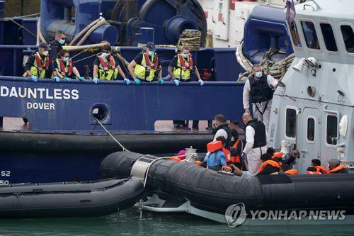 영국 해안으로 유입되는 불법 이주자들[EPA 연합뉴스 자료사진. 재배포 및 DB 금지]
