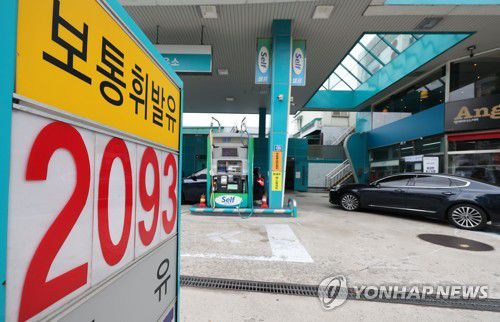 휘발유 L당 2천100원 임박(서울=연합뉴스) 류영석 기자 = 17일 한국석유공사 유가정보서비스 오피넷에 따르면 이날 오전 9시 10분 기준 전국 주유소의 경유 평균 판매가격은 전날보다 4.63원 오른 L당 2천100.73원을 나타냈다. 같은 시각 전국 주유소의 휘발유 평균 판매가격은 전날보다 3.63원 오른 2천95.83원을 기록했다.     사진은 이날 서울 시내의 한 주유소의 모습. 2022.6.17 ondol@yna.co.kr