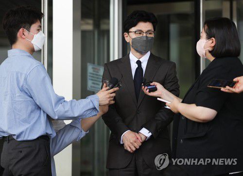 질문에 답하는 한동훈 법무부 장관(과천=연합뉴스) 서대연 수습기자 = 한동훈 법무부 장관이 20일 오후 정부과천청사를 나서며 질문에 답하고 있다. 2022.6.20 dwise@yna.co.kr