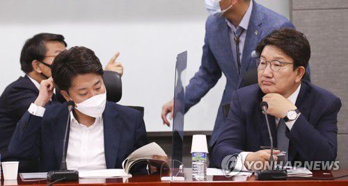 국회보훈학술세미나 참석한 이준석 대표와 권성동 원내대표(서울=연합뉴스) 하사헌 기자 = 국민의힘 이준석 대표(왼쪽)와 권성동 원내대표가 20일 국회 의원회관에서 열린 '호국보훈의 달 기념 국회보훈학술세미나'에 참석해 있다. 2022.6.20 [국회사진기자단] toadboy@yna.co.kr