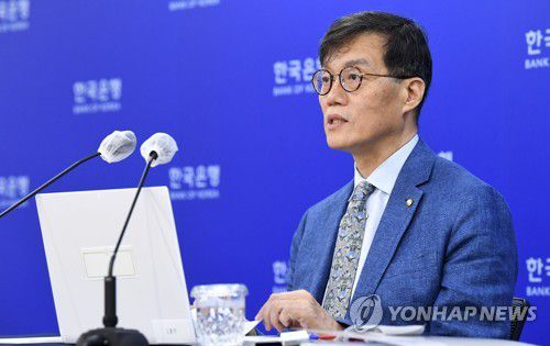 물가 대응 설명하는 이창용 한은 총재(서울=연합뉴스) 김주성 기자 = 이창용 한국은행 총재가 21일 오전 서울 중구 한국은행에서 물가 안정 목표 운영상황 등에 대해 설명하고 있다. 2022.6.21 [공동취재] utzza@yna.co.kr