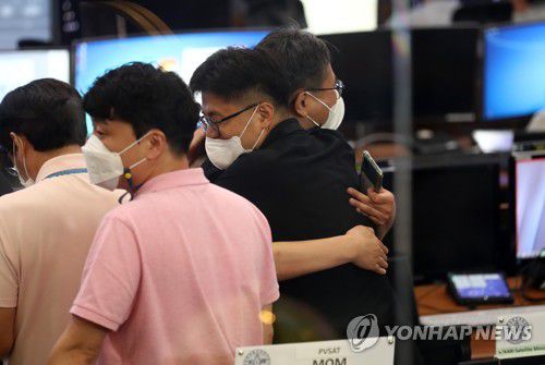 포옹하는 항우연 연구진(대전=연합뉴스) 김준범 기자 = 한국형 발사체 누리호(KSLV-II)가 발사된 21일 오후 대전시 유성구 어은동 한국항공우주연구원 위성종합관제실에서 연구원들이 포옹하고 있다. 2022.6.21 psykims@yna.co.kr