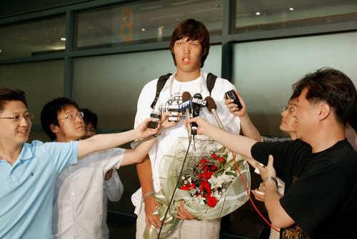 2004년 NBA 드래프트 후 귀국한 하승진[연합뉴스 자료사진. 재판매 및 DB금지]